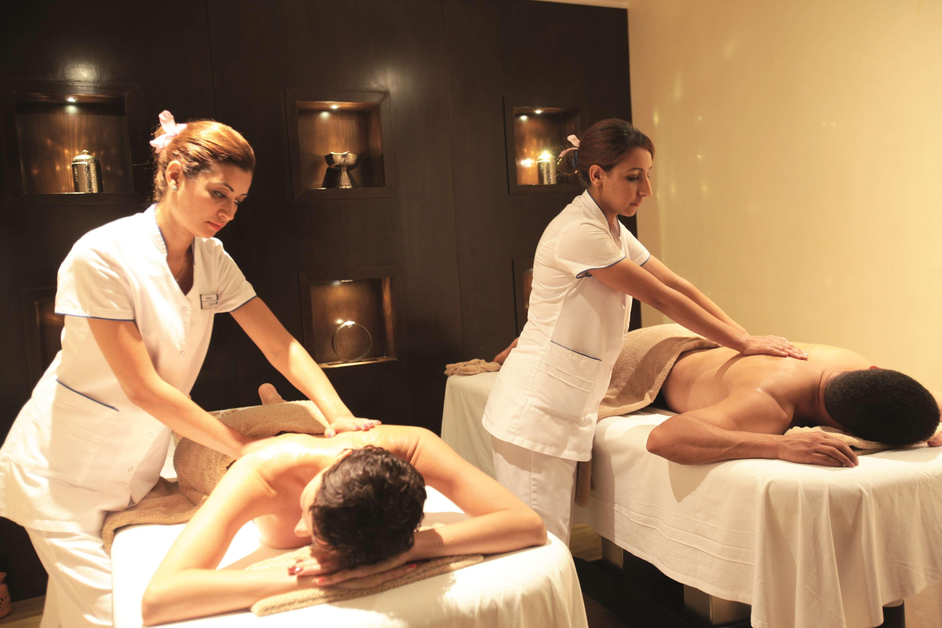 Radisson Blu Resort & Thalasso Hammamet Dış mekan fotoğraf Massage therapists at work