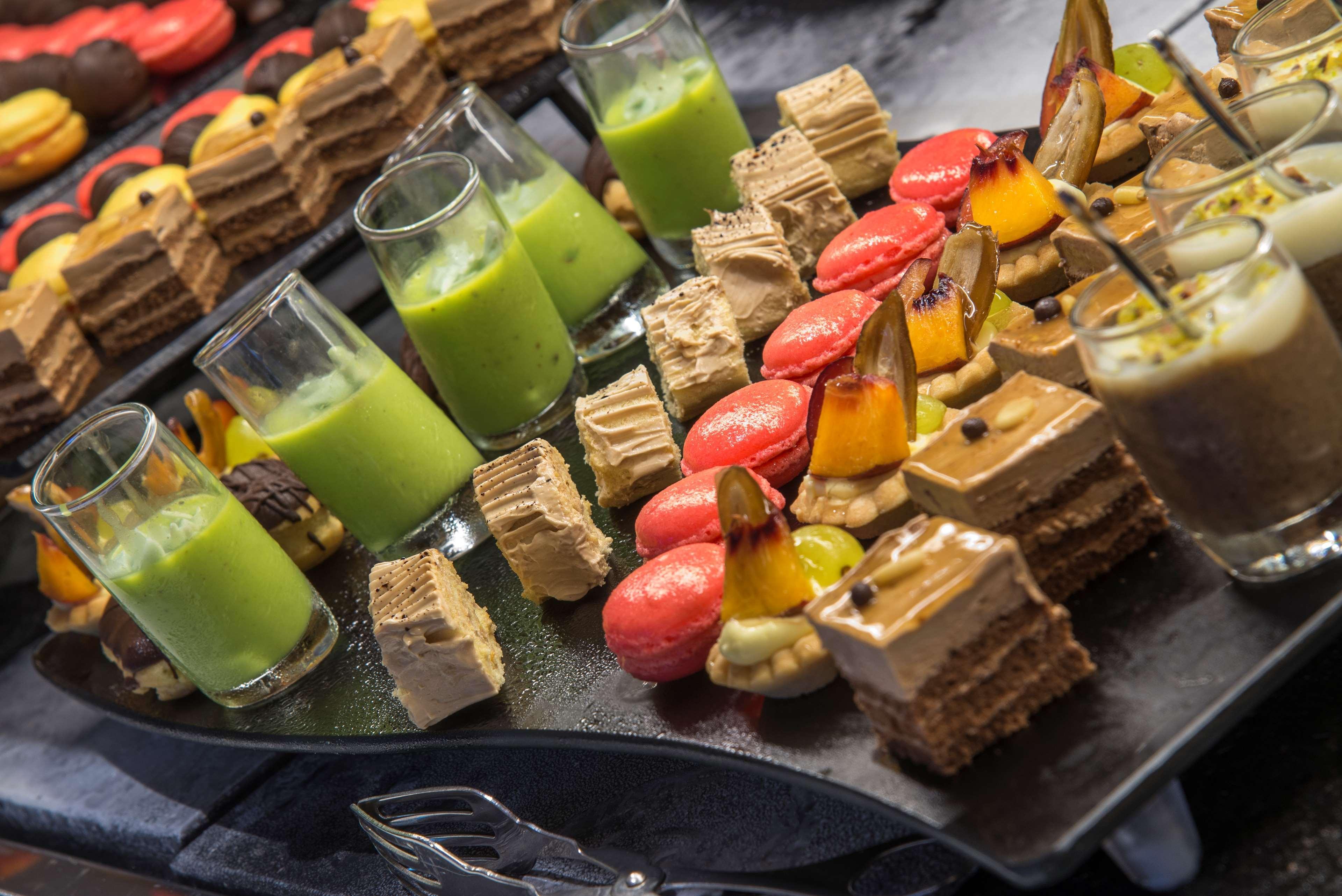 Radisson Blu Resort & Thalasso Hammamet Dış mekan fotoğraf A selection of desserts