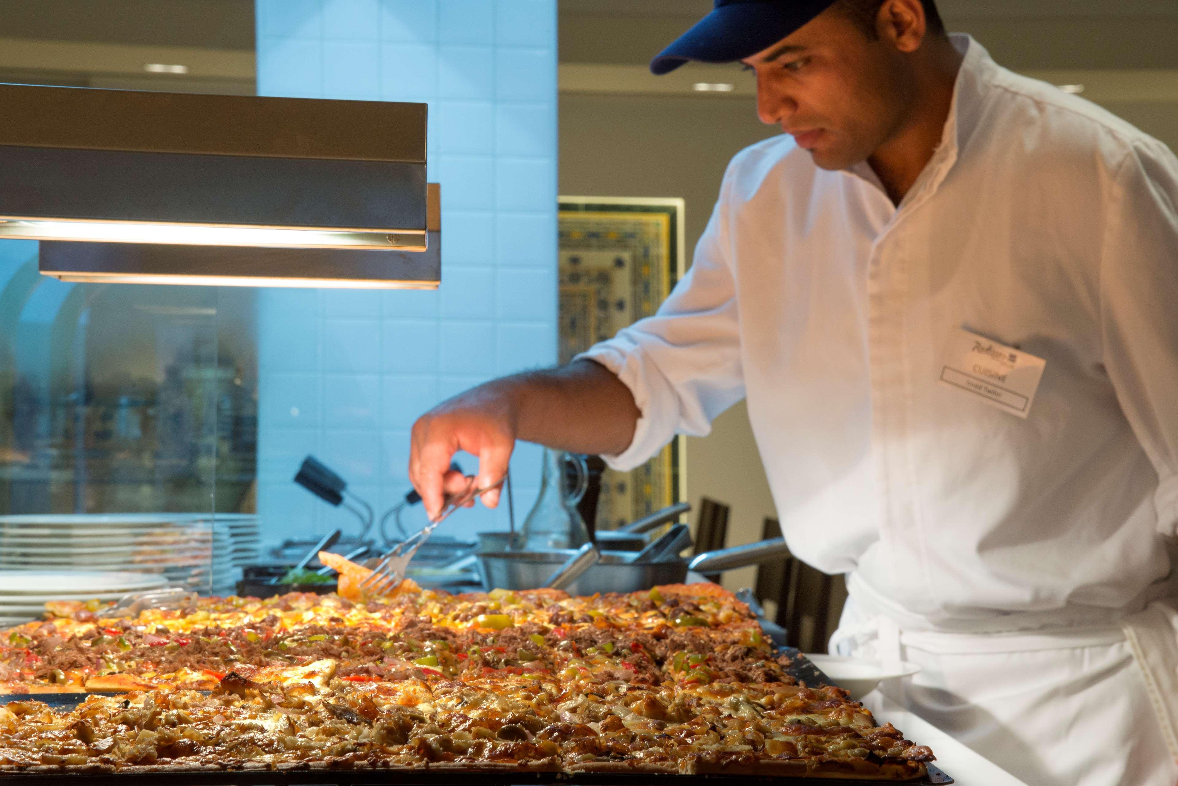 Radisson Blu Resort & Thalasso Hammamet Dış mekan fotoğraf A chef preparing food at a buffet