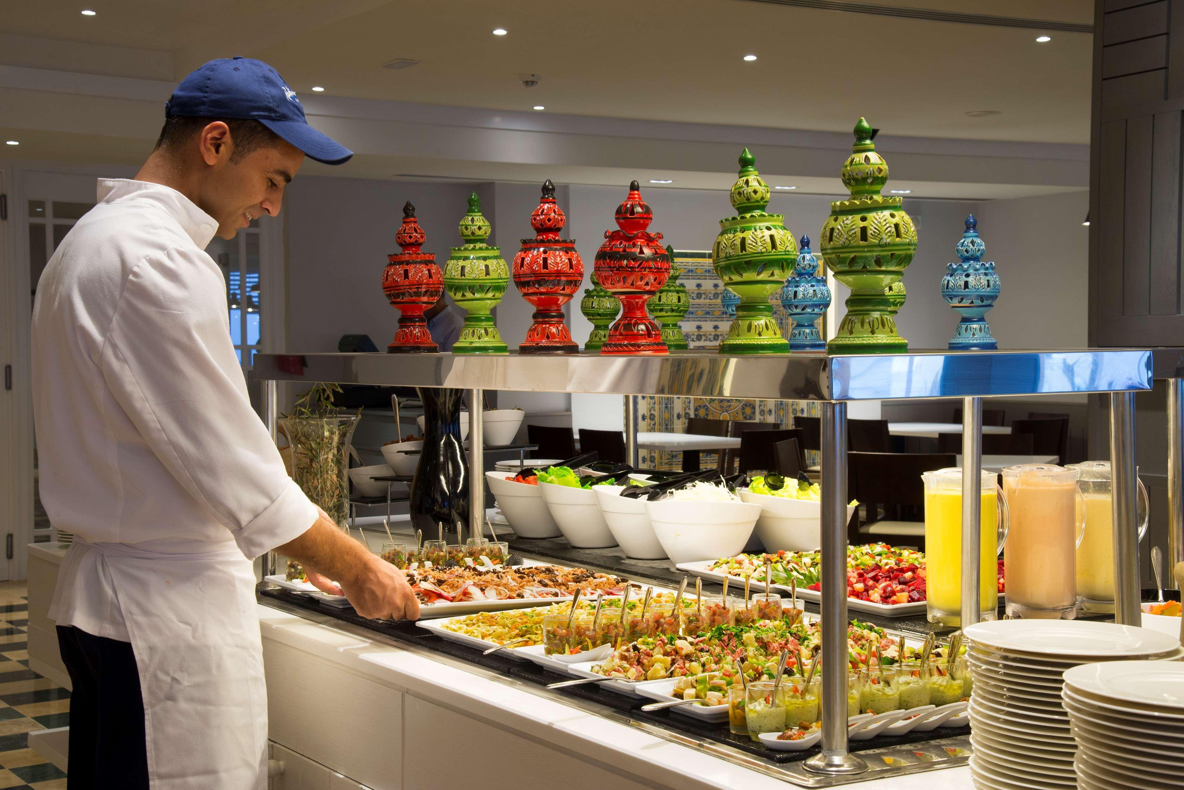 Radisson Blu Resort & Thalasso Hammamet Dış mekan fotoğraf A buffet at a hotel