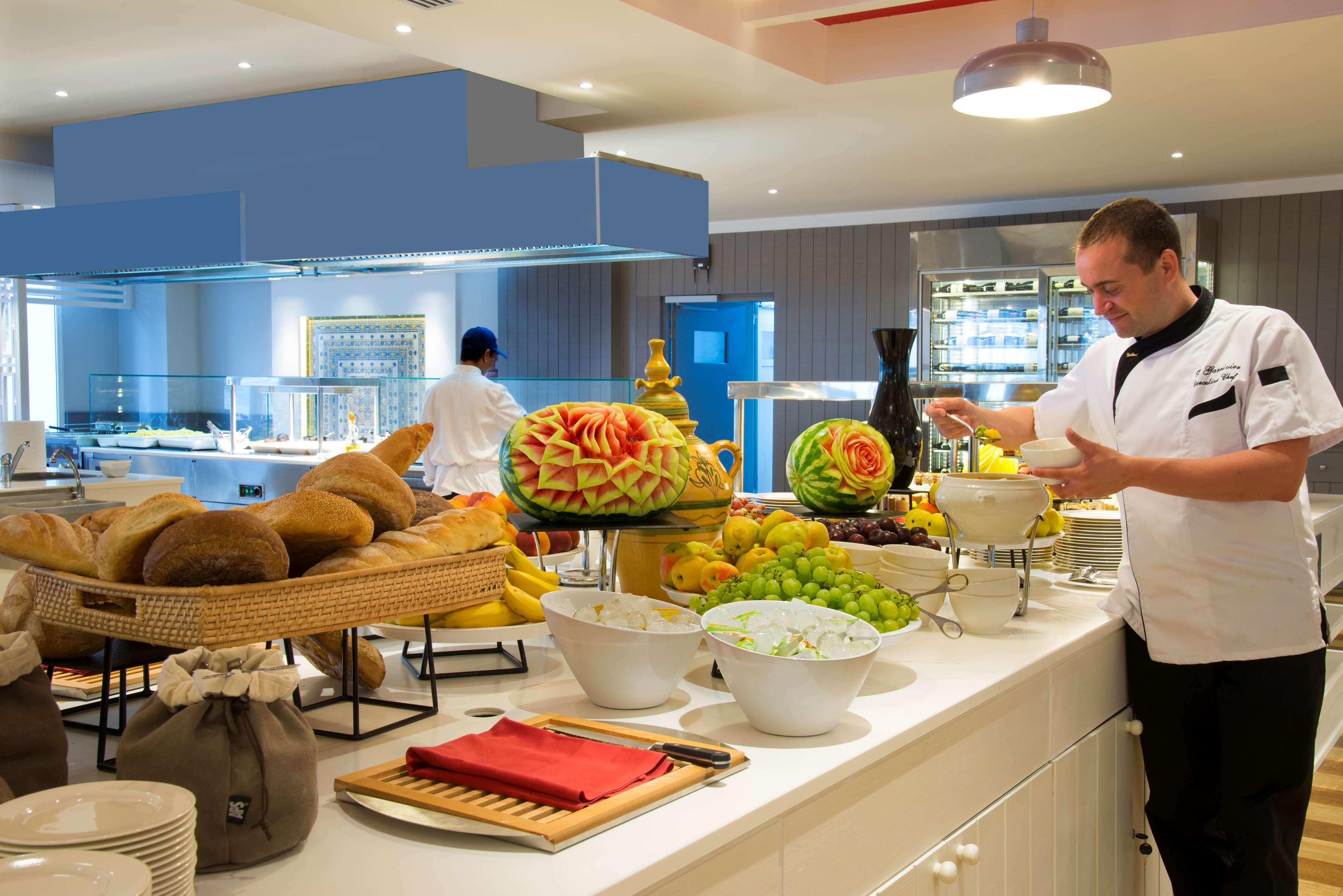Radisson Blu Resort & Thalasso Hammamet Dış mekan fotoğraf A buffet at a hotel