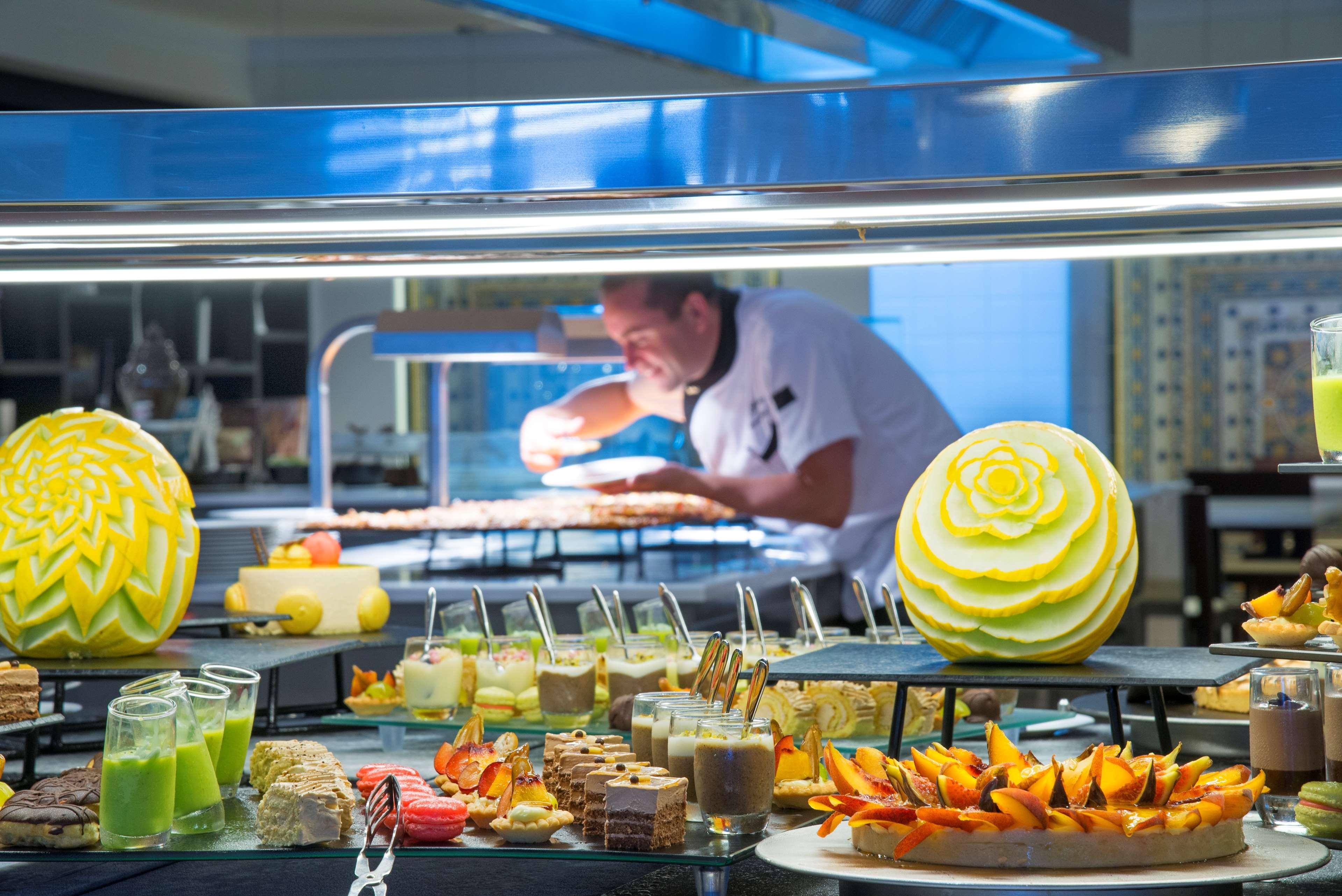 Radisson Blu Resort & Thalasso Hammamet Dış mekan fotoğraf A buffet at a hotel